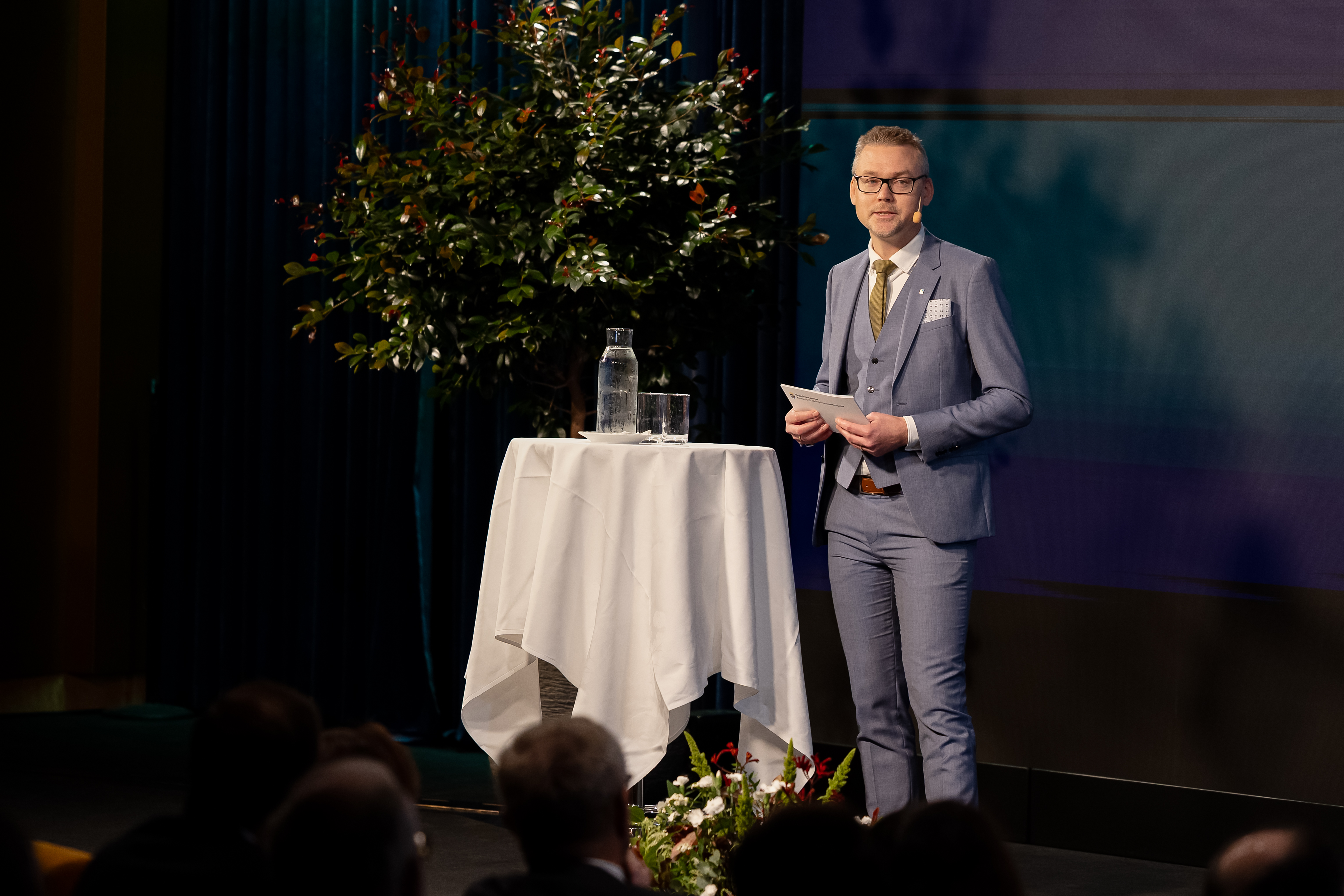 Projektledaren på scen i ett av sina anföranden