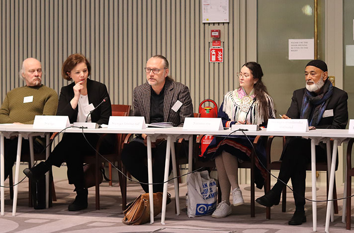 Representanter från civilsamhället i ett mötesrum. 