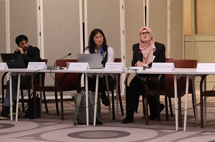 Representanter från civilsamhället i ett mötesrum. 