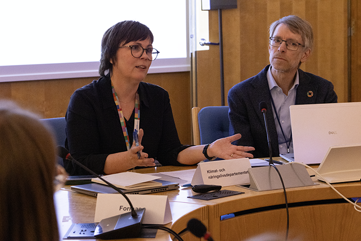 En man och en kvinna vid mötesbord.