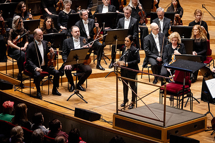 Kulturministern står på scenen tillsammans med hela ensemblen.