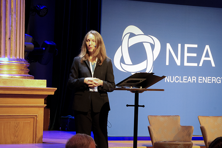 En kvinna håller anförande.