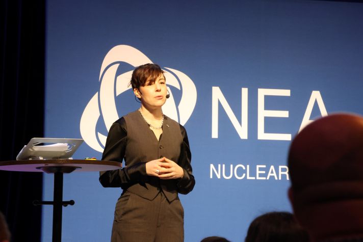 Kvinna håller anförande.