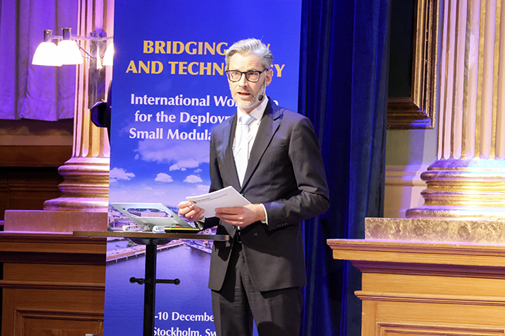 Man håller anförande.