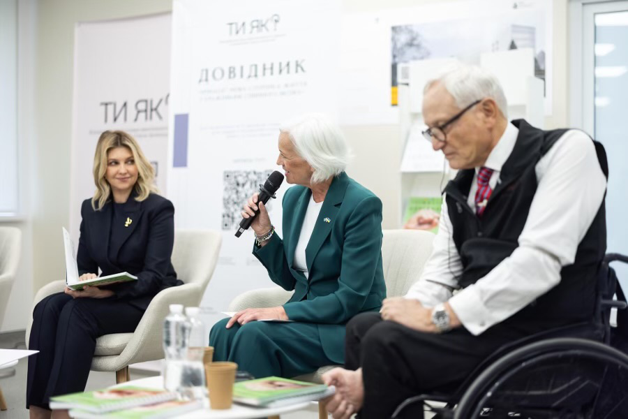 Tre personer sitter vid ett panelsamtal.