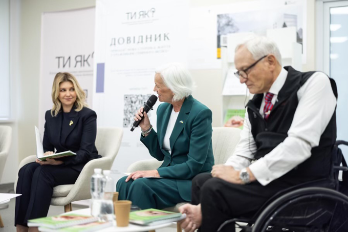 Tre personer sitter vid ett panelsamtal.