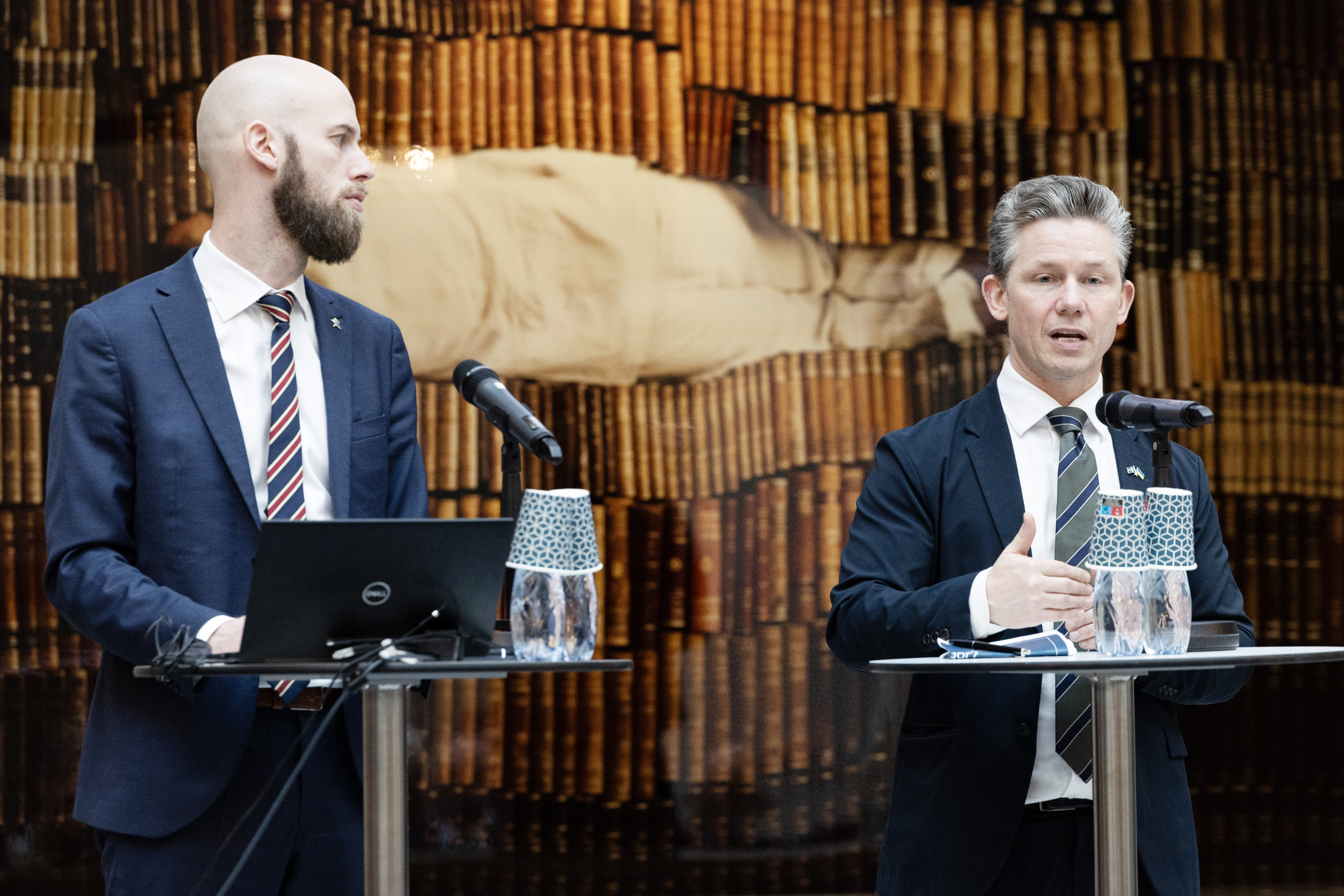 Ministrarna i kostym på scen.