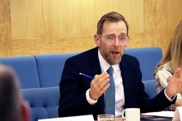 Jakob Forssmed talar och gestikulerar med händerna.