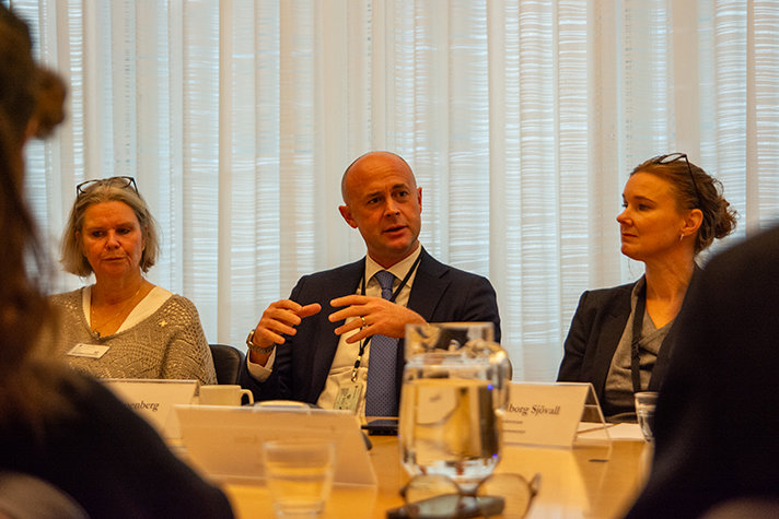 Närbild på Johan Almenberg vid mötesbordet.