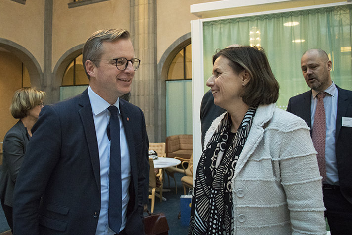 Mikael och Damberg och Isabella Lövin står och diskuterar med varandra