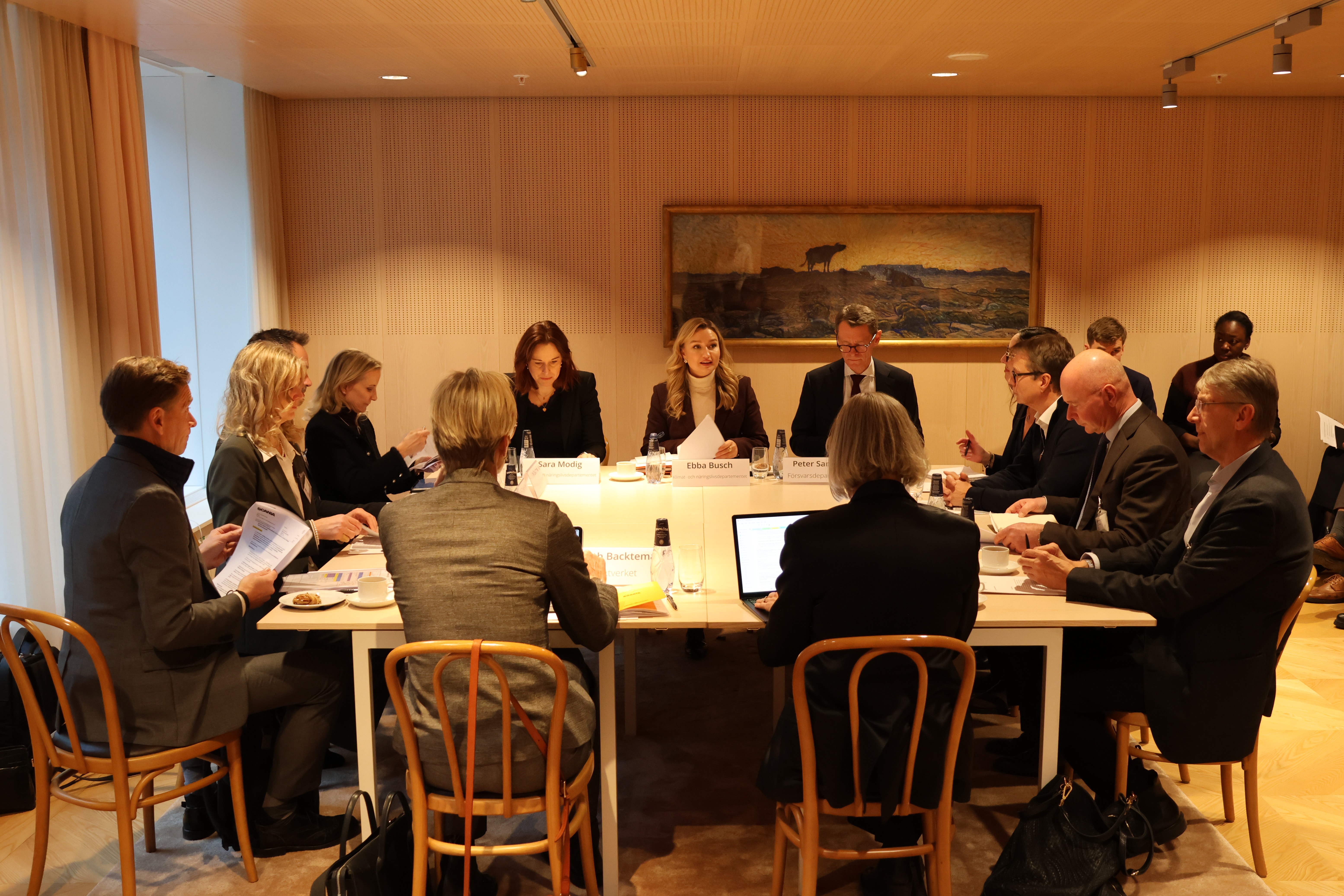 Deltagarna på industrisamtalet sitter runt ett bord i ett mötesrum