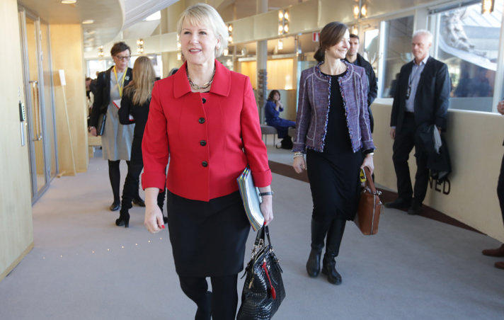 Utrikesminister Margot Wallström på väg till den utrikespolitiska debatten i riksdagen.