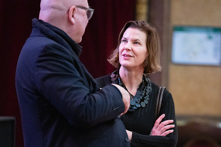 Jämställdhetsminister Nina Larsson i samtal.