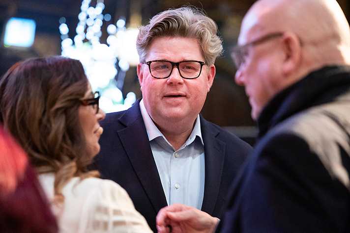 Justitieminister Gunnar Strömmer i samtal.