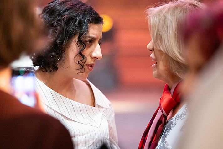 Utbildnings- och integrationsminister Simona Mohamsson i samtal.