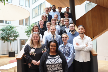 Gruppfoto på deltagarna vid Ungdomspolitiska rådets möte. De står i en trappa med socialministern i mitten.