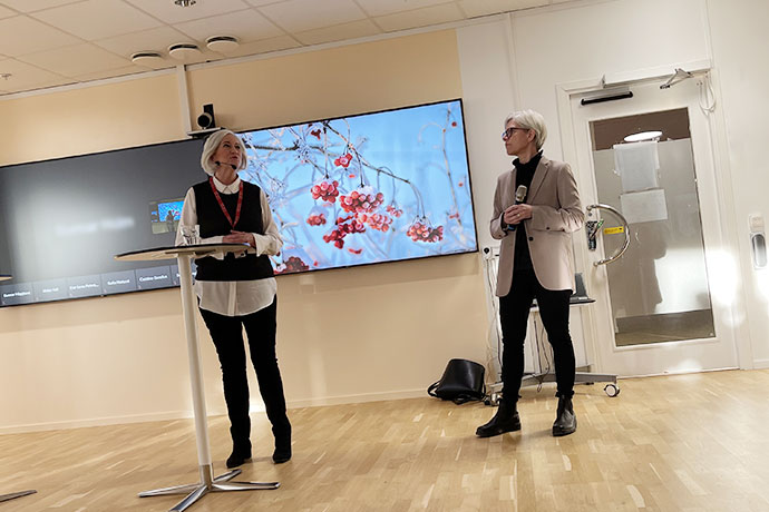Sjukvårdsminister Acko Ankarberg Johansson står tillsammans med IVO:s generaldirektör Sofia Wallström.