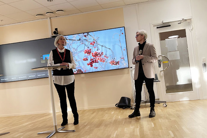 Sjukvårdsminister Acko Ankarberg Johansson står tillsammans med IVO:s generaldirektör Sofia Wallström.