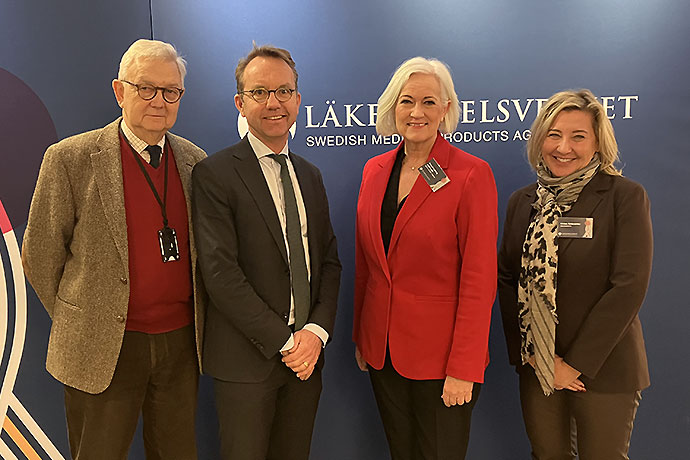 Sjukvårdsminister Acko Ankarberg Johansson tillsammans med Läkemedelsverkets styrelseordförande Nils Gunnar Billinger,  generaldirektör Björn Eriksson och statssekreterare Miriam Söderström.