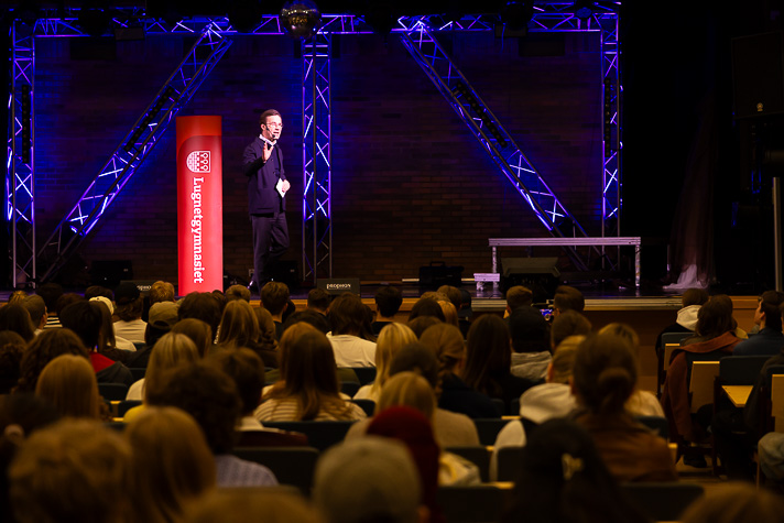 Statsminister Ulf Kristersson besöker en gymnasieskola i Falun.