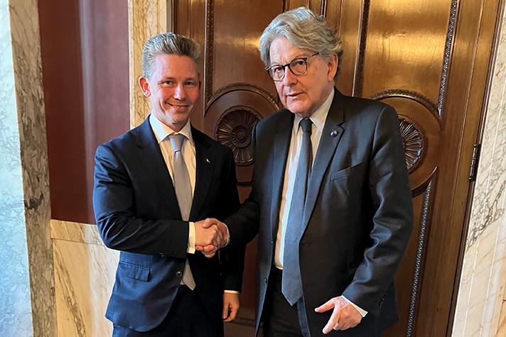 Försvarsminister Pål Jonson och EU-kommissionär Thierry Breton skakar hand.