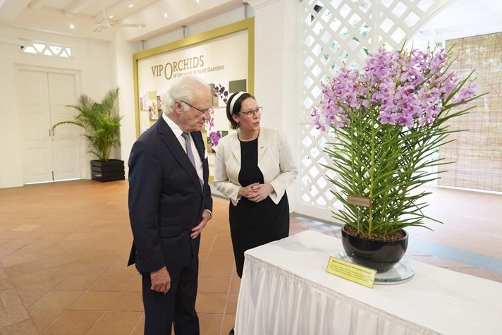 Kungen och utrikesminister Maria Malmer Stenergard tittar på blommor.