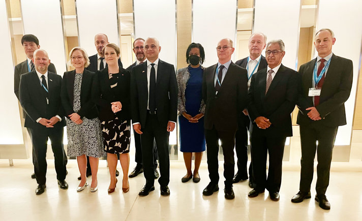 Socialminister Lena Hallengren, Storbritanniens hälsominister Sajid Javid och de andra inbjudna ministrarna på frukostmötet står tillsammans.