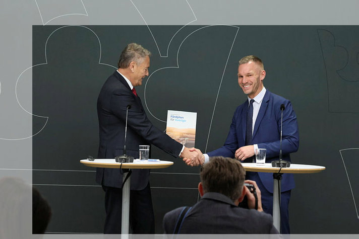 AI-kommissionens ordförande Carl-Henrik Svanberg överlämnade kommissionens rapport till civilminister Erik Slottner i samband med en pressträff i regeringskvarteren.