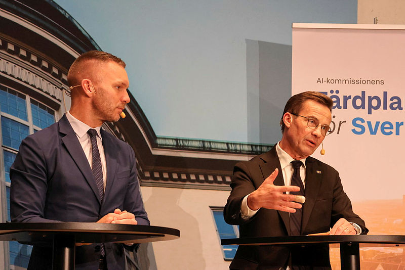 Tillsammans med AI-kommissionens ordförande Carl-Henrik Svanberg och statsminister Ulf Kristersson deltog civilminister Erik Slottner i ett seminarium på Handelshögskolan om kommissionens rapport. 