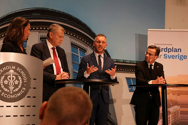 Tillsammans med AI-kommissionens ordförande Carl-Henrik Svanberg och statsminister Ulf Kristersson deltog civilminister Erik Slottner i ett seminarium på Handelshögskolan om kommissionens rapport.