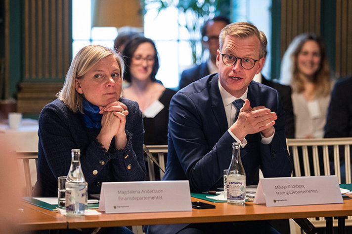 Finansminister Magdalena Andersson och närings- och innovationsminister Mikael Damberg sitter vid ett bord tillsammans