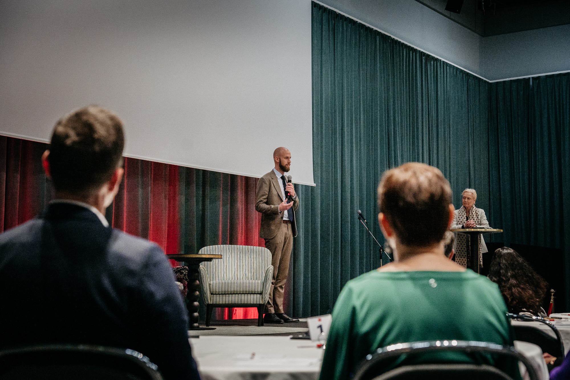 Minister för civilt försvar Carl-Oskar Bohlin står på en scen och håller ett tal på Myndigheten för samhällsskydd och beredskaps chefsdagar.