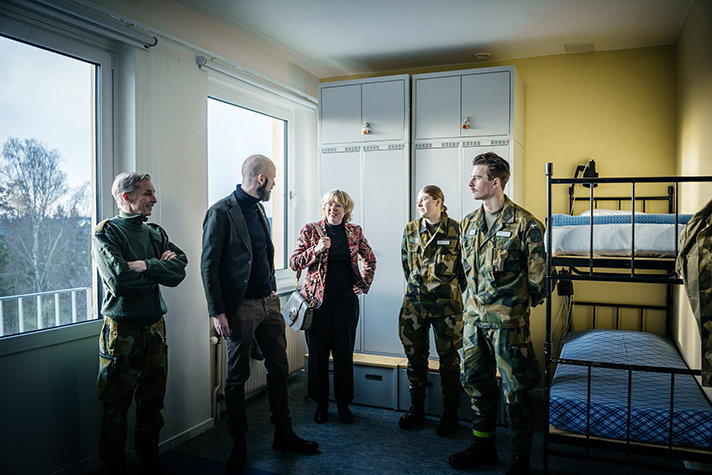 Landshövding Helena Höij, Carl-Oskar Bohlin, regementschef Ronny Modigs och värnpliktiga samtalade om civil och militär samverkan.