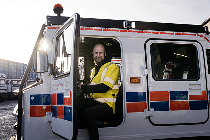 Carl-Oskar Bohlin testar en av bandvagnarna
