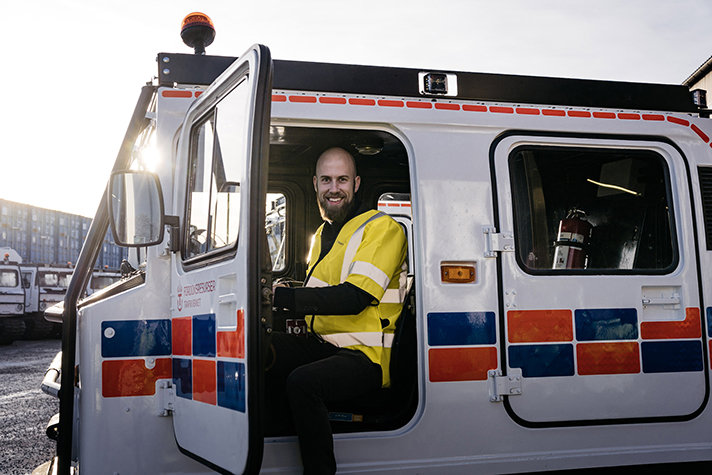 Carl-Oskar Bohlin testar en av bandvagnarna
