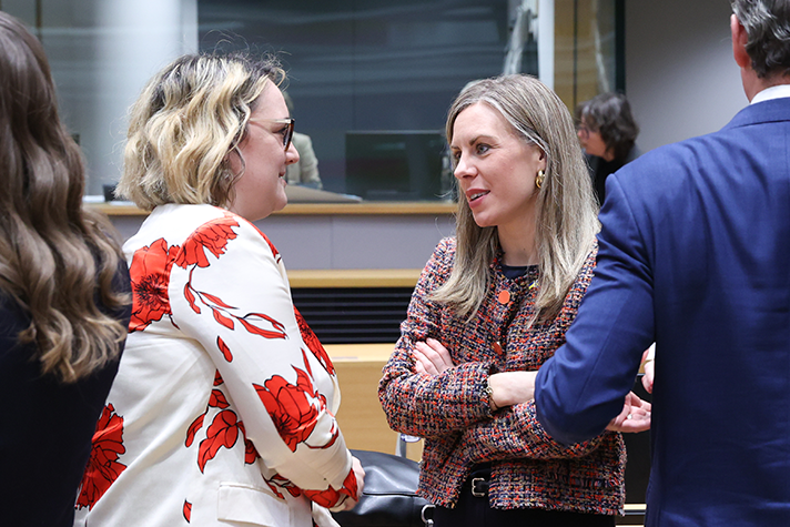 Neva GRAŠIČ och Jessica Rosencrantz står i mötesrummet.