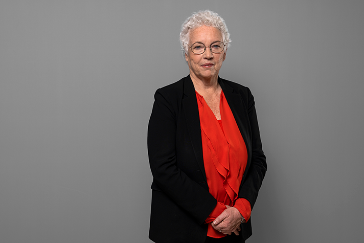 Porträttfoto på Helena Dyrssen i röd tröja.