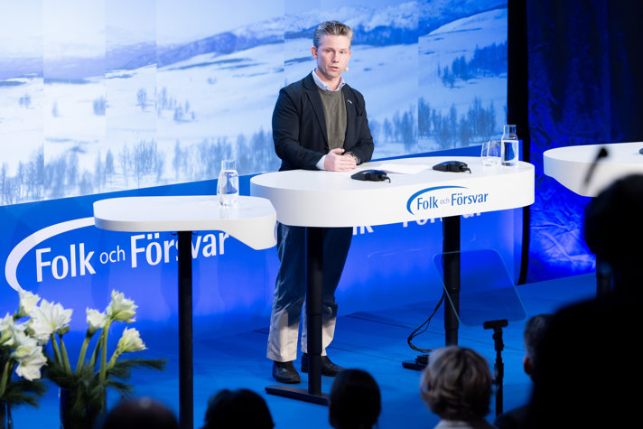 Pål Jobson i kostym på scenen.