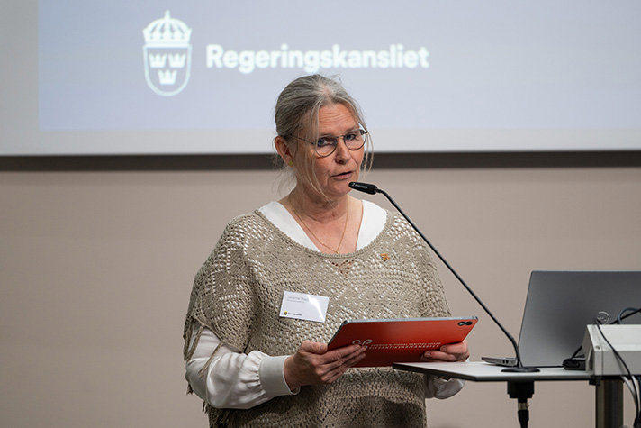 Susanne Thedéen vid talarstolen.