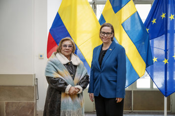 Utrikesministern Maria Malmer Stenergard och Colombias utrikesminister Rosa Yolanda Villavicencio står framför Colombias, Sveriges och EU:s flaggor.