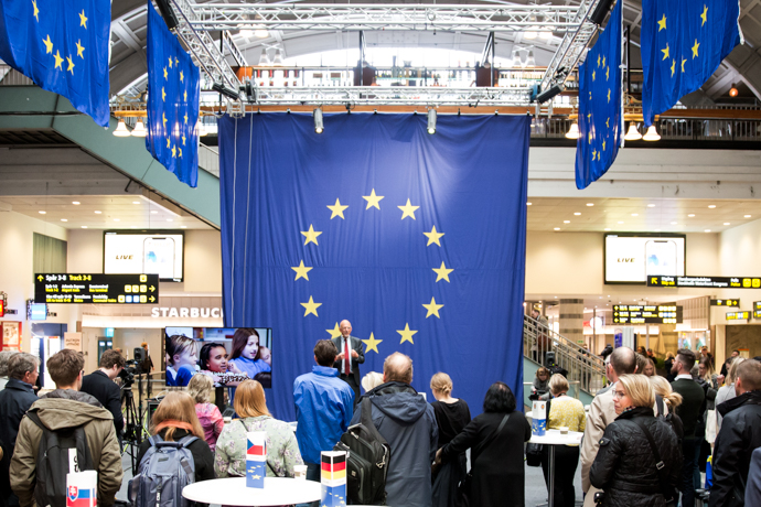 Hans Dahlgren pratar framför stående publik.