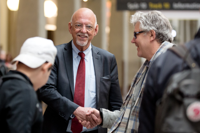 Hans Dahlgren skakar hand med en man.