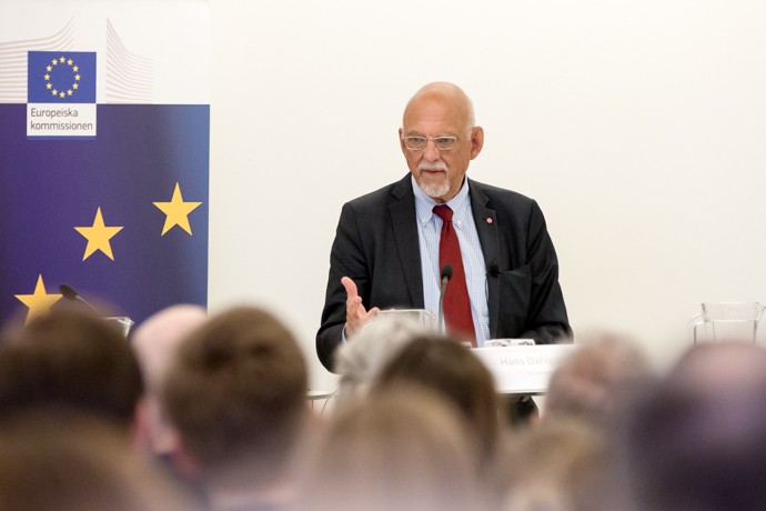 Hans Dahlgren pratar inför publik.