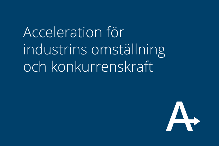 Mörkblå bild med texten ”Acceleration för industrins omställning och konkurrenskraft” och en vit symbol med bokstaven A och en pil i nedre högra hörnet.