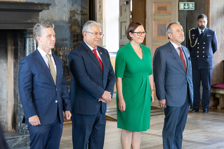 Ministrarna står uppradade inne i slottet.