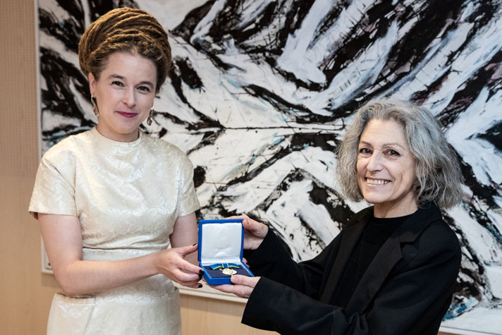 Amanda Lind överlämnar medalj till Cristina Caprioli
