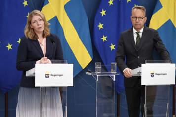 Sjukvårdsminister Elisabet Lann och Socialstyrelsens generaldirektör Björn Eriksson på pressträff