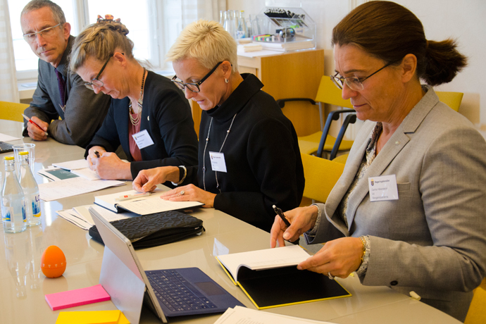 Flera personer sitter runt ett bord.