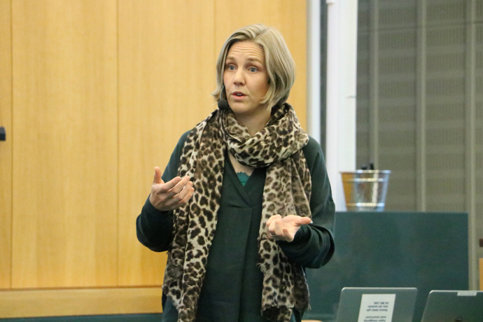 Miljöminister Karolina Skog står upp och talar