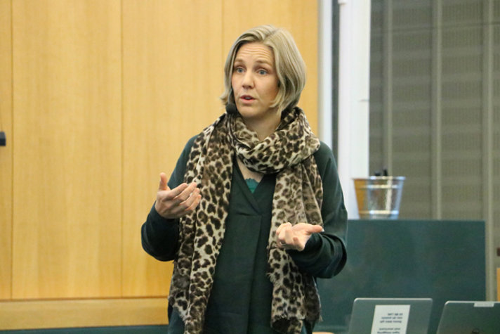 Miljöminister Karolina Skog står upp och talar